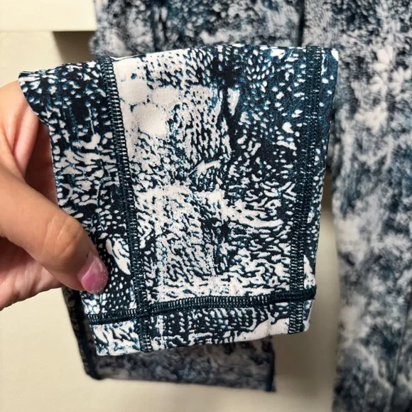 Lululemon Speed Up Tight *Full-On Luxtreme 28"
Wildwood Multi Size 6 - Picture 6 of 11